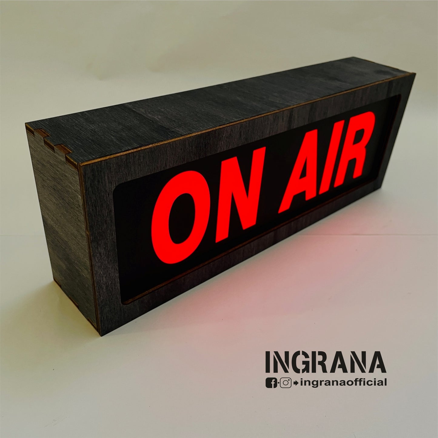 Insegna luminosa in legno "ON AIR"