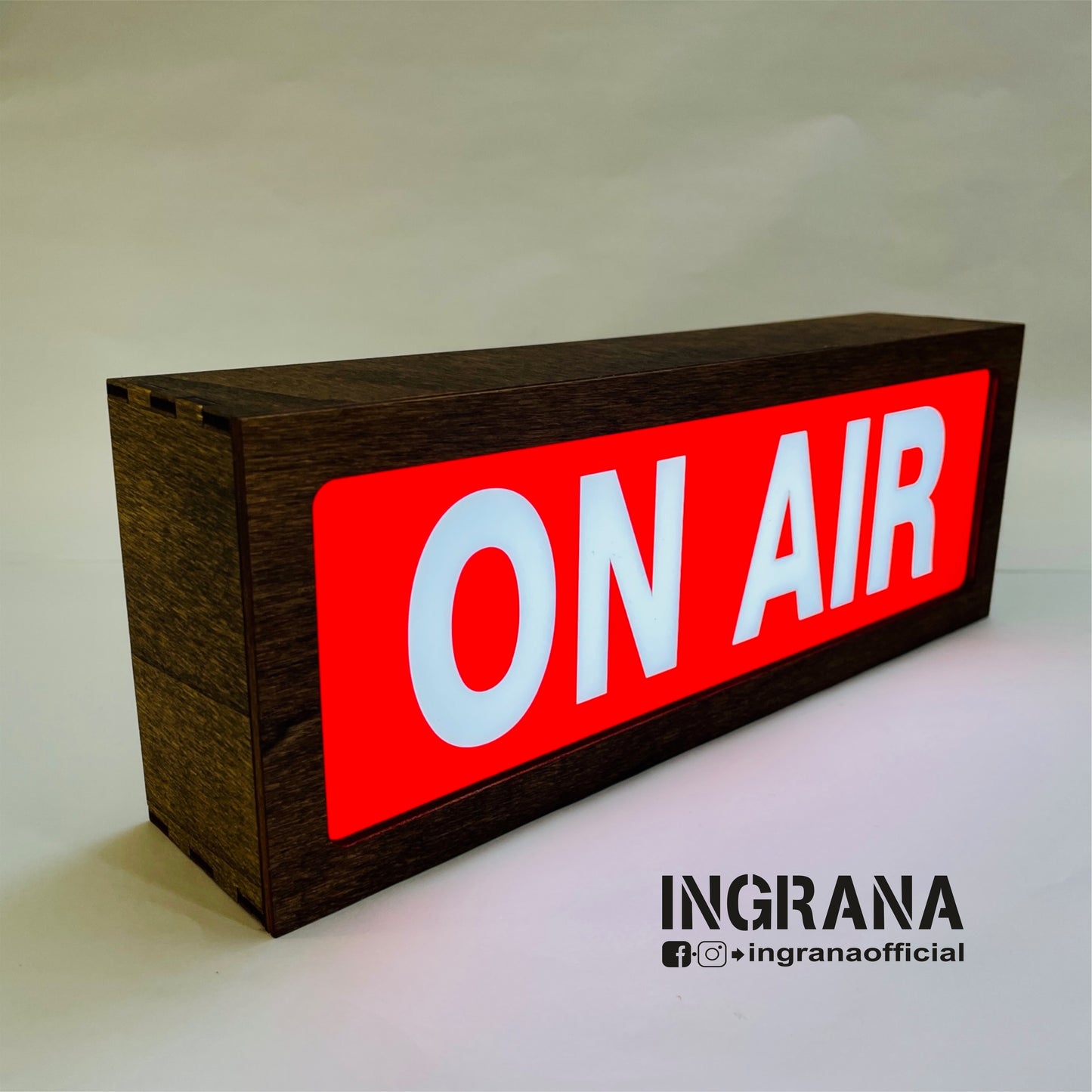 Insegna luminosa in legno "ON AIR"