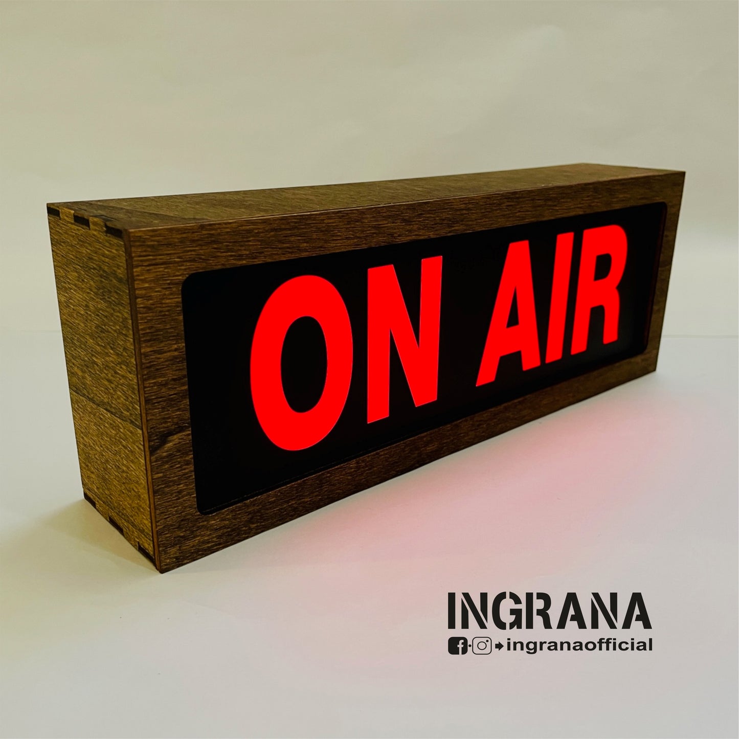 Insegna luminosa in legno "ON AIR"