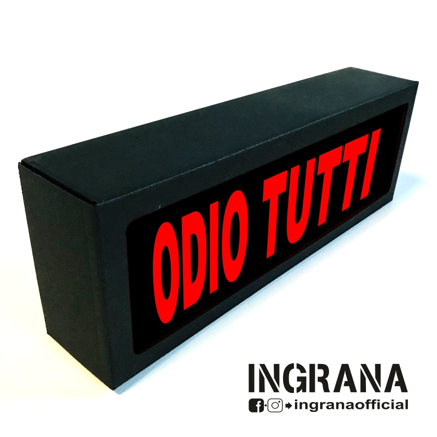 Insegna luminosa "ODIO TUTTI"