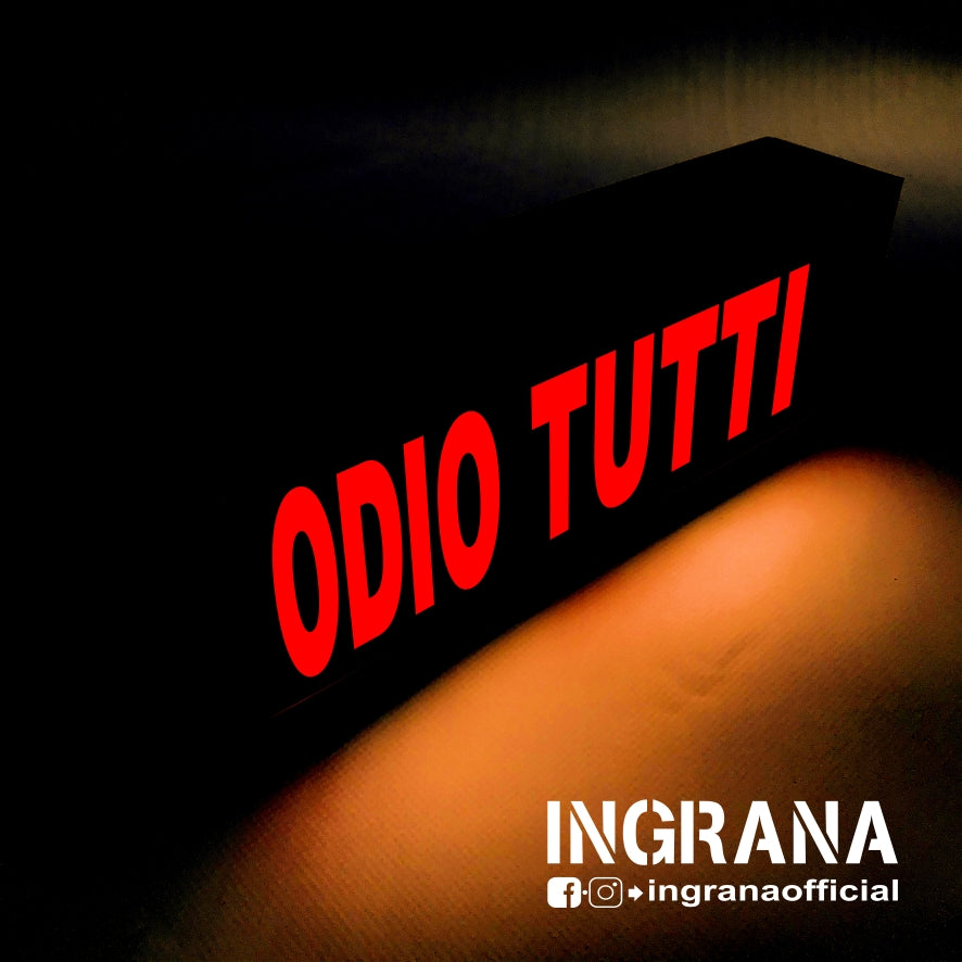 Insegna luminosa "ODIO TUTTI"