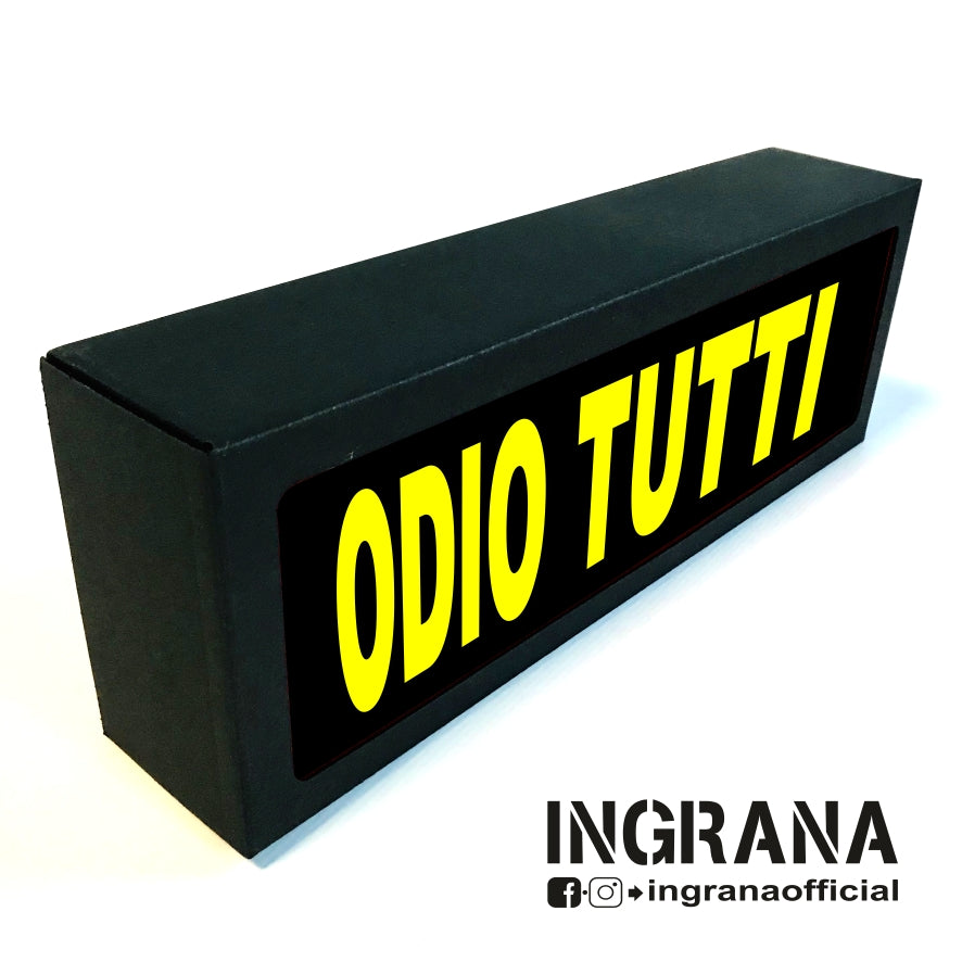 Insegna luminosa "ODIO TUTTI"
