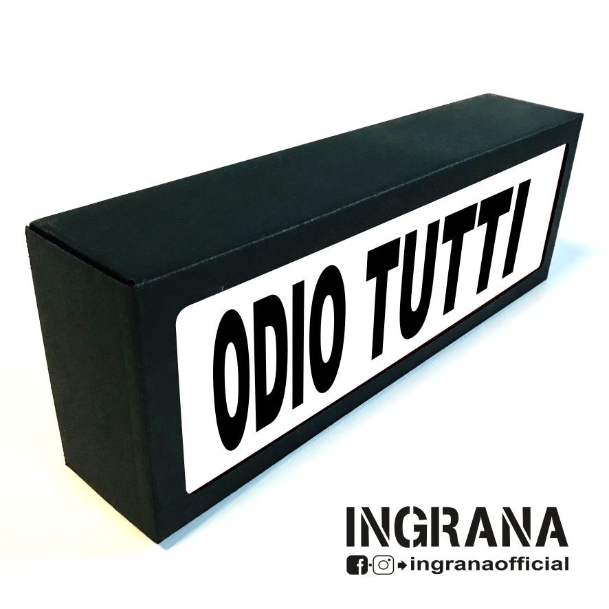 Insegna luminosa "ODIO TUTTI"