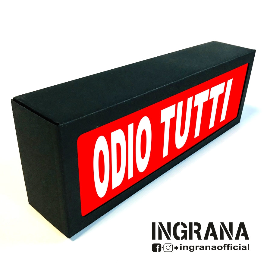 Insegna luminosa "ODIO TUTTI"