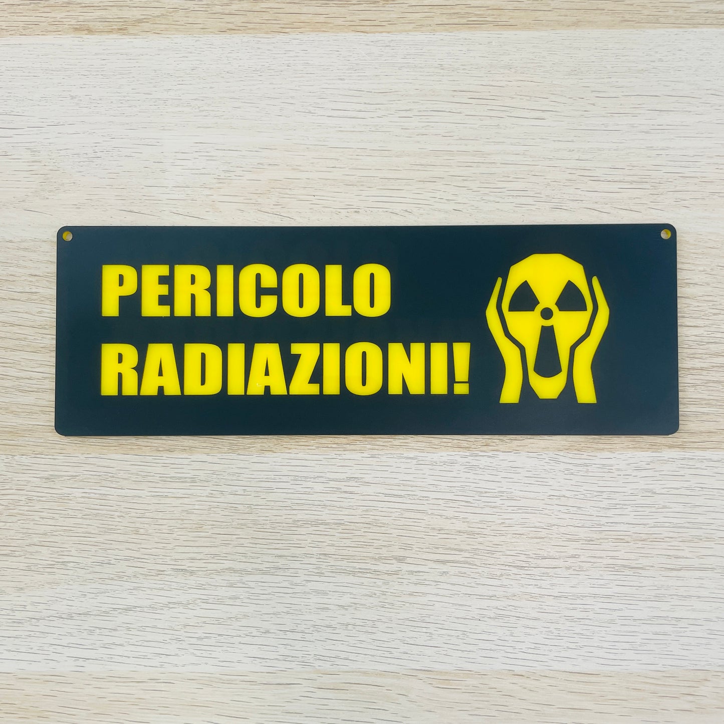 Targa in plexiglass "PERICOLO RADIAZIONI", vari colori