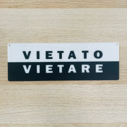 Targa in plexiglass "VIETATO VIETARE"