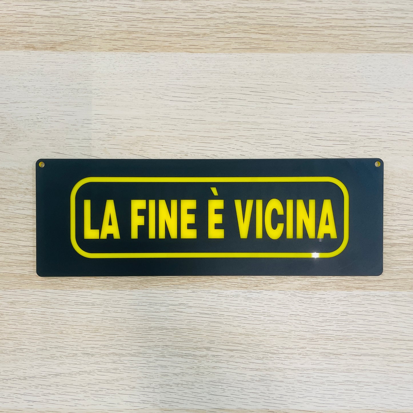 Targa in plexiglass "La fine è vicina", vari colori
