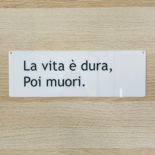 Targa in plexiglass "La vita è dura, poi muori", vari colori