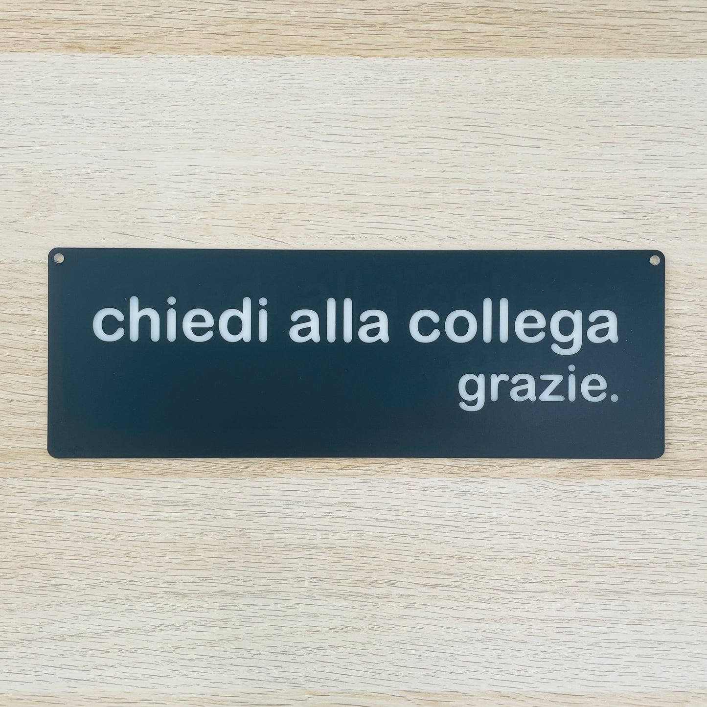 Targa in plexiglass "chiedi alla collega ", vari colori