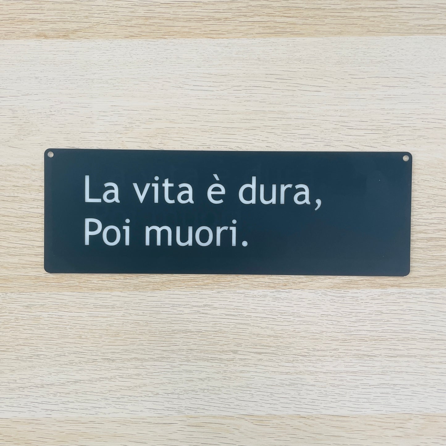 Targa in plexiglass "La vita è dura, poi muori", vari colori