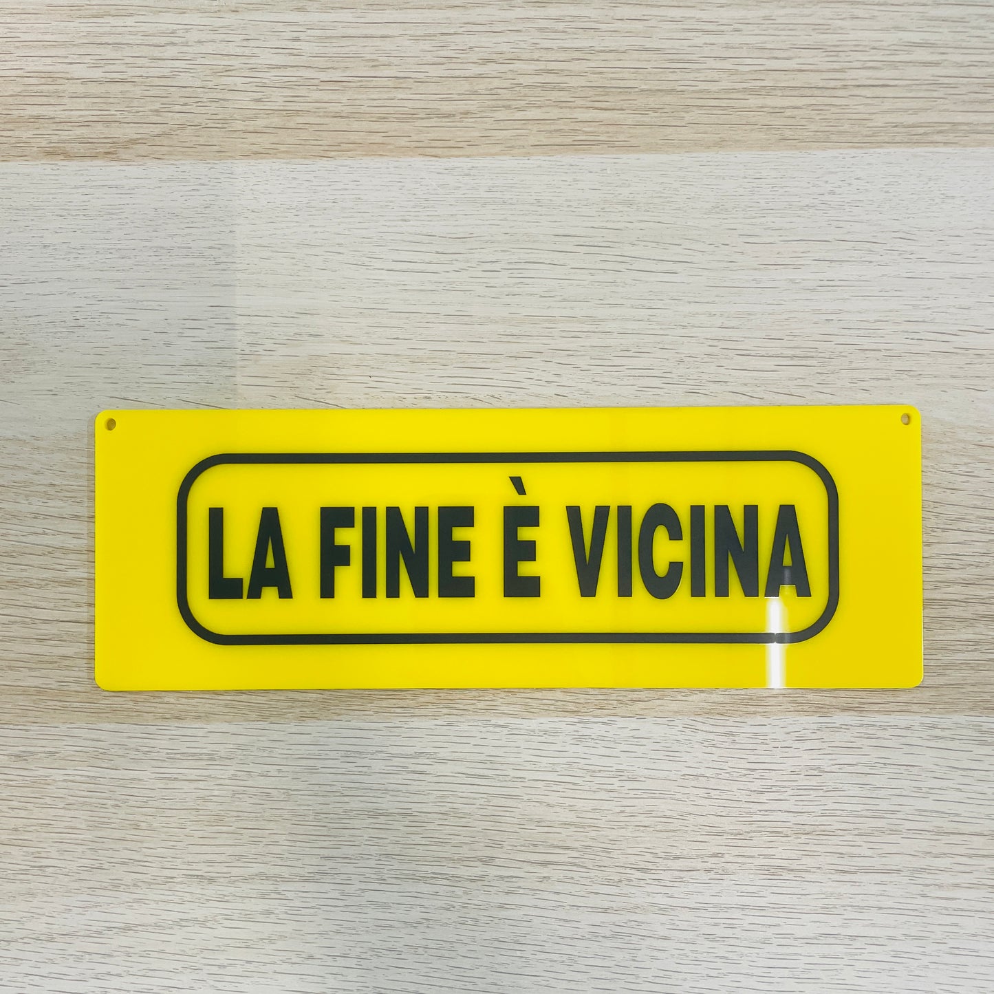 Targa in plexiglass "La fine è vicina", vari colori
