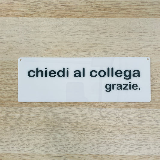 Targa in plexiglass "chiedi al collega ", vari colori