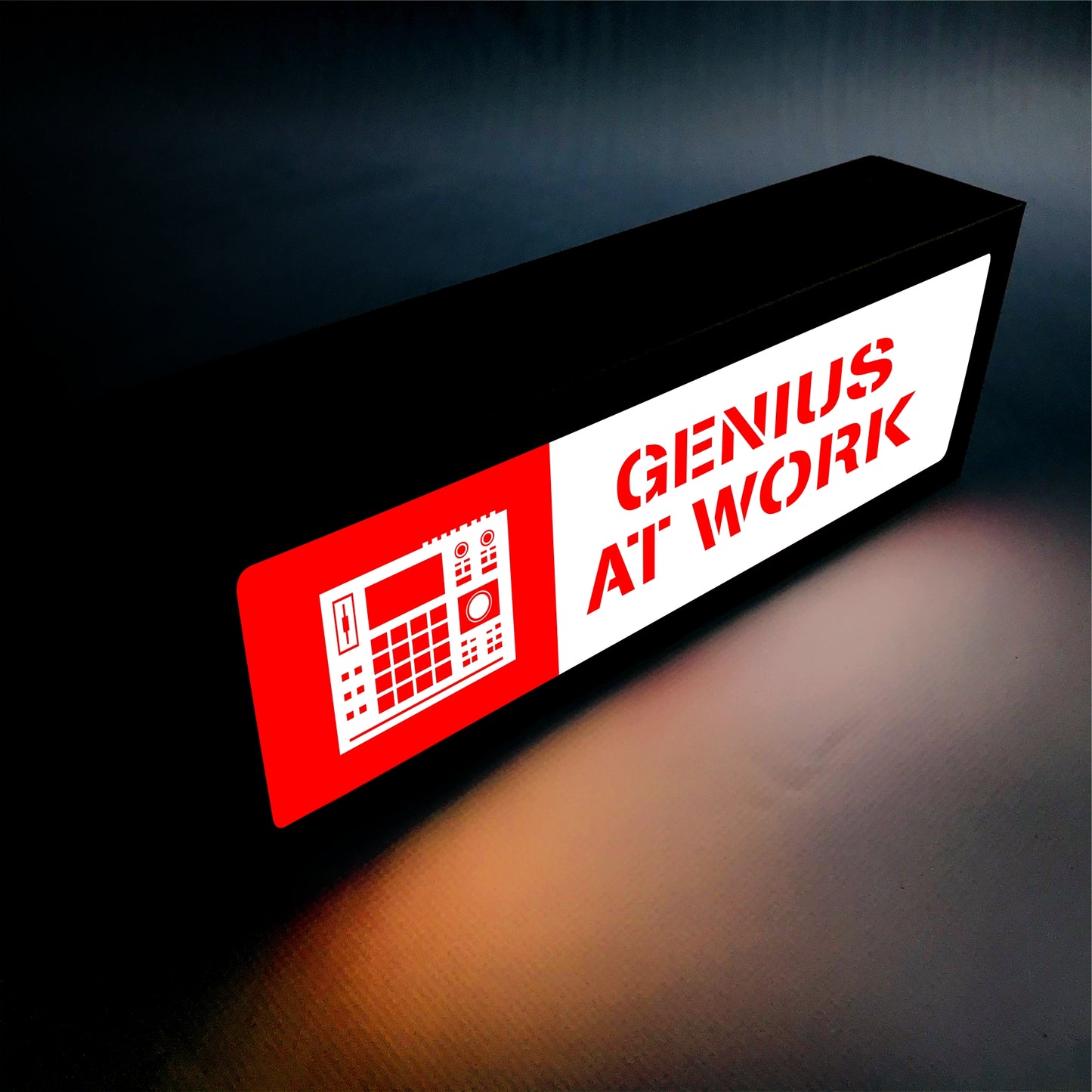 Insegna luminosa "GENIUS AT WORK"