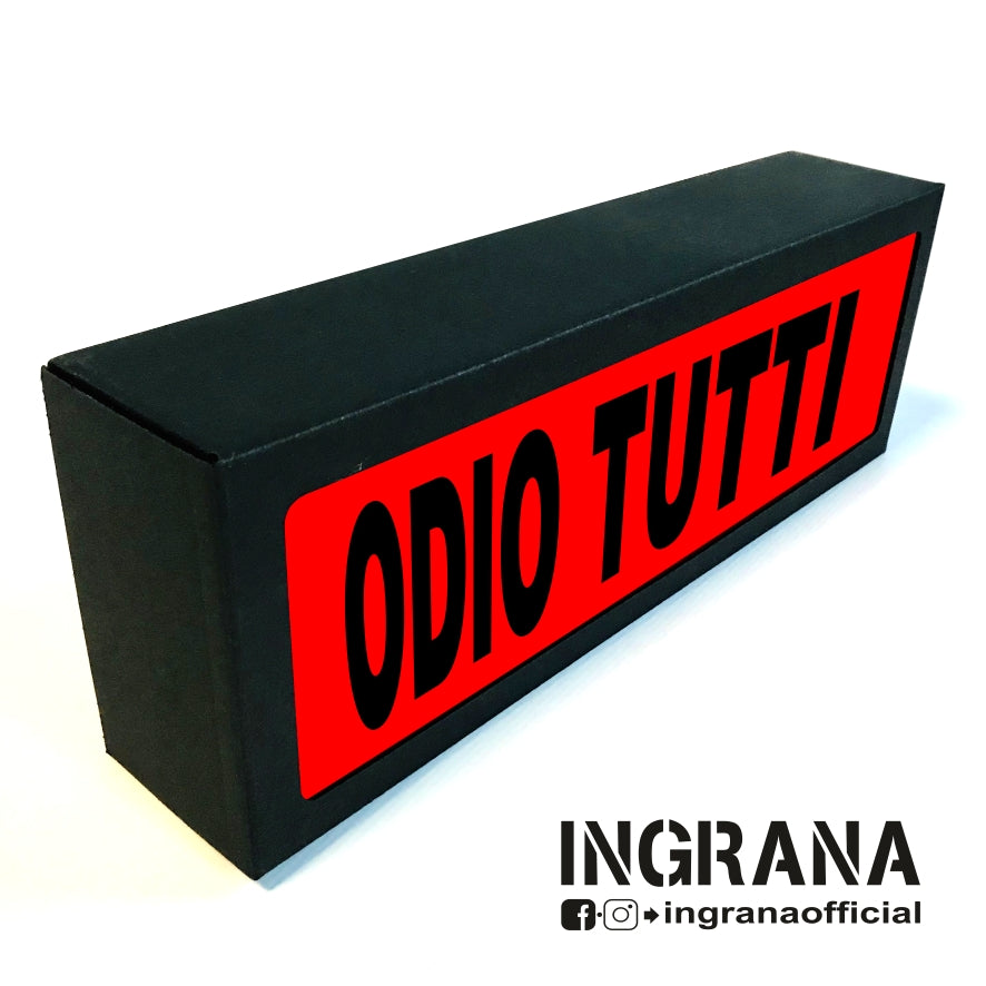 Insegna luminosa "ODIO TUTTI"