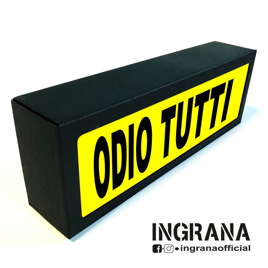 Insegna luminosa "ODIO TUTTI"