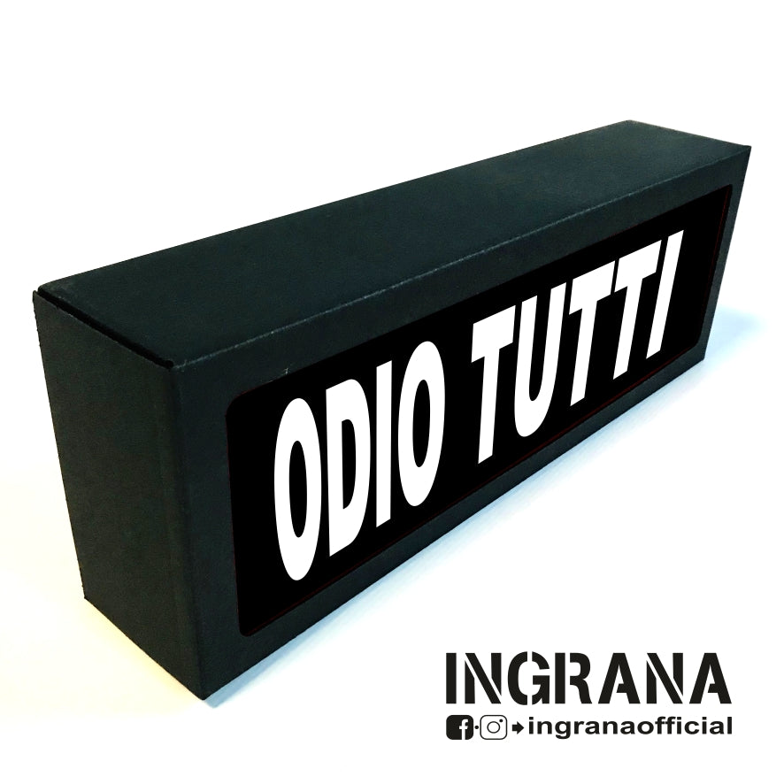 Insegna luminosa "ODIO TUTTI"