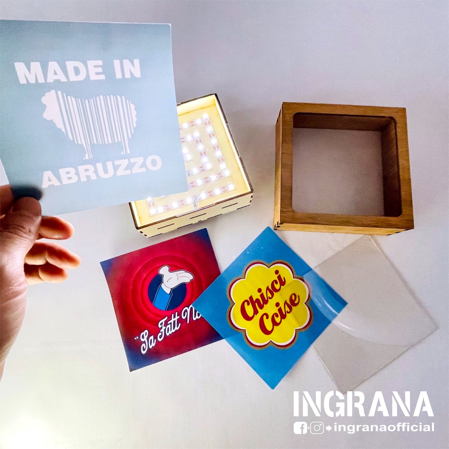 Insegna luminosa e salvadanaio "Quadra"